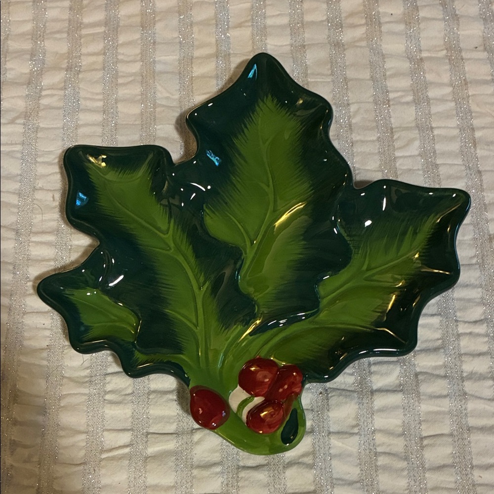 NWOT’s -Festive Green Holly Leaf Dish